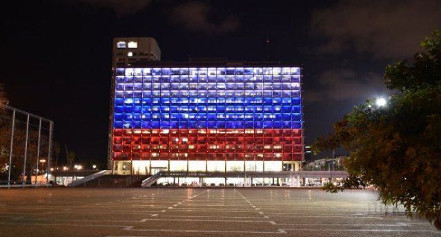 Rathaus von Tel Aviv in russischen Farben