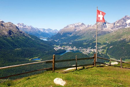 Schweizer Fahne vor Bergen