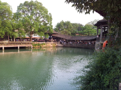 Wuzhen: Brücke mit Touristen