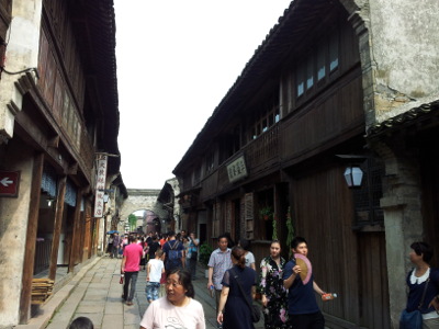 Gasse mit Holzhäusern in Wuzhen