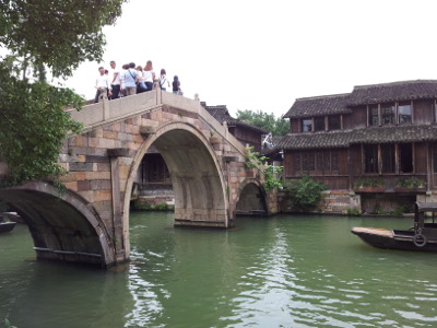 Wuzhen: Mehr Touristen, auf einer Brücke